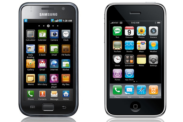 À gauche, un Samsung Galaxy S. À droite, un iPhone 3GS.
