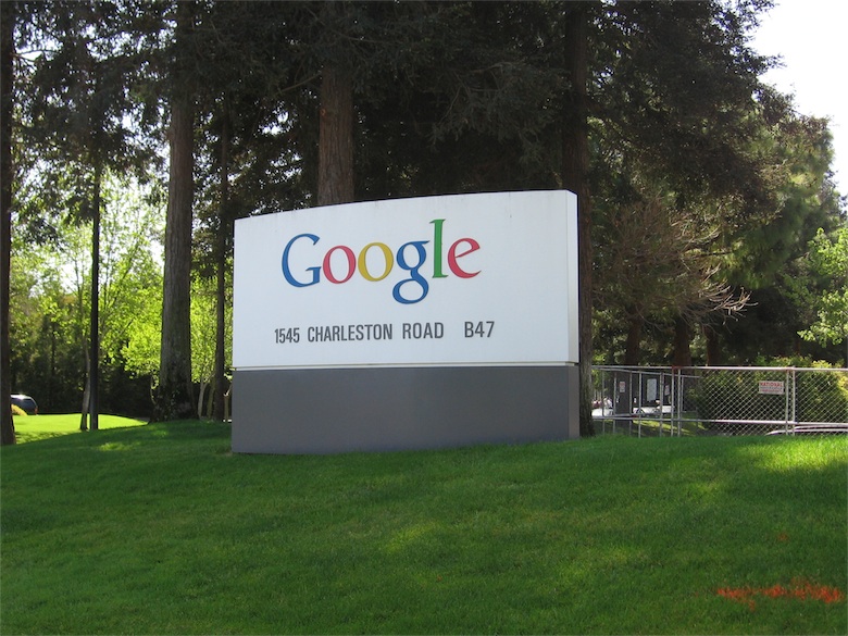 Une entrée du Googleplex. Image Ardo191.
