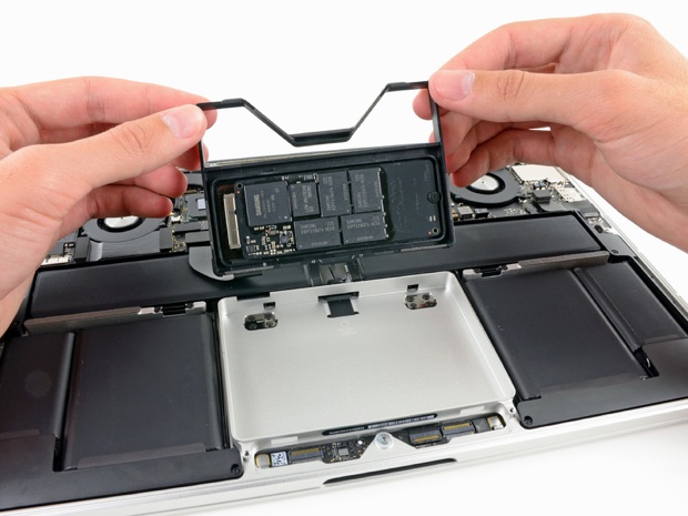 Installation d'un disque dur dans le MacBook Pro 13 Unibody début 2011 -  Tutoriel de réparation iFixit