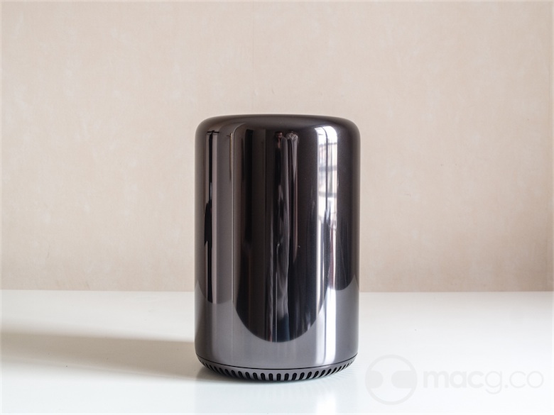 Les photos très travaillées du site d'Apple laissent croire que le Mac Pro est noir. L'aluminium de son capot est plutôt gris foncé, un aluminium finition miroir : avec ce papier rose, le Mac Pro prend une légère teinte violacée.