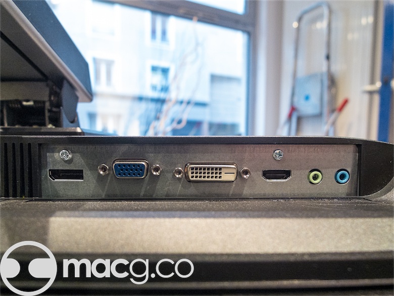 HDMI et VGA limitent la sortie à 1920 x 1080 px : pour profiter de la définition native, il faut obligatoirement passer par le DVI ou le DisplayPort, ce qui n'est pas un problème sur Mac. Les enceintes 2W font joli sur la fiche technique, mais elles ne sont ni très puissantes ni de très bonne qualité.