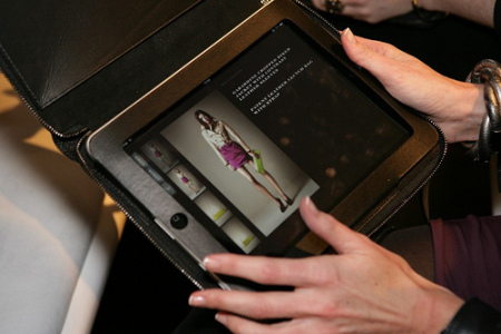 Une application iPad qui permettait aux acheteurs de passer commande de produits Burberry directement depuis les travées des défilés.